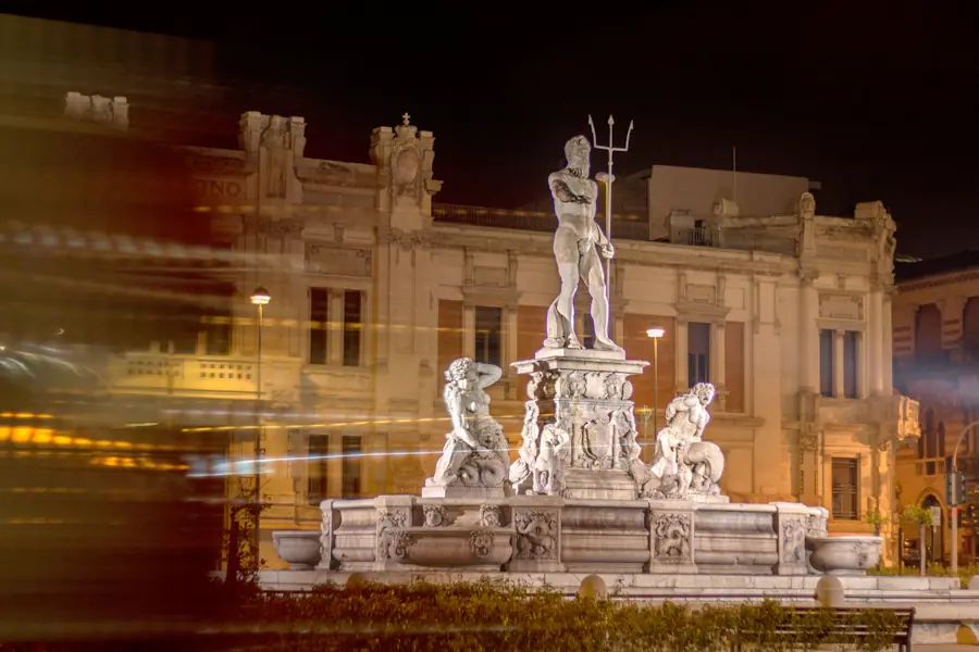 Foto notturna del mito della Costa Viola nella Fontana del Nettuno a Messina
