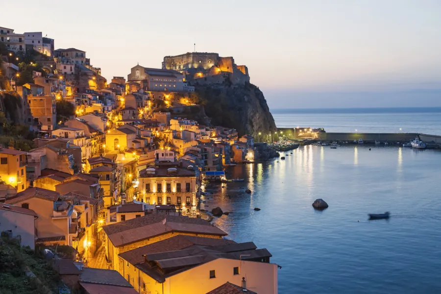 Il borgo dei pescatori Chianalea al tramonto con Castello Ruffo sullo sperone roccioso