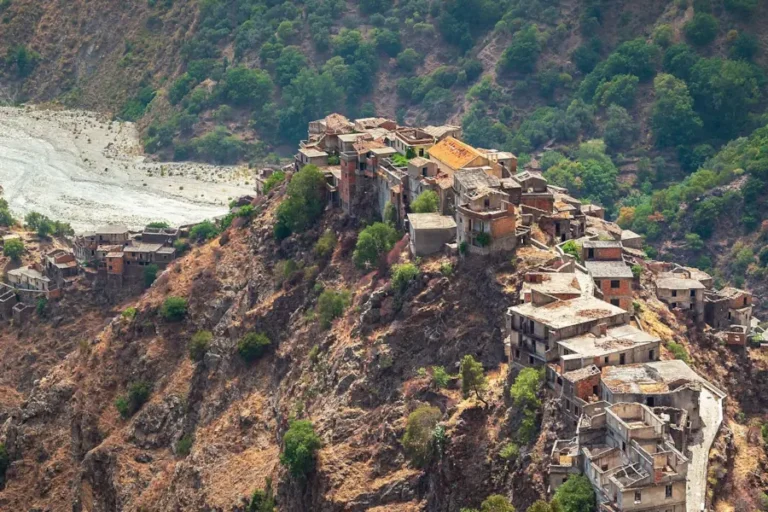 Roghudi Vecchio il borgo fantasma Aspromonte