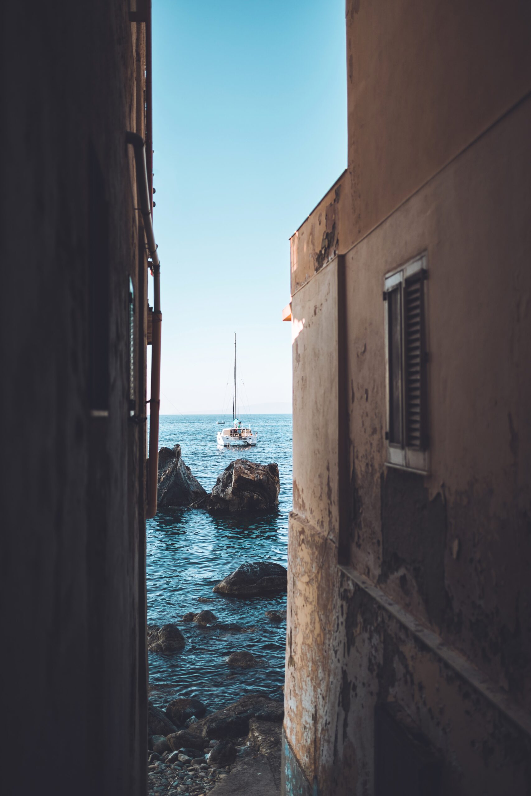 Scorcio con mare e scogli del borgo dei pescatori chiamato "Piccola Venezia del Sud“ o “Venezia del Tirreno”