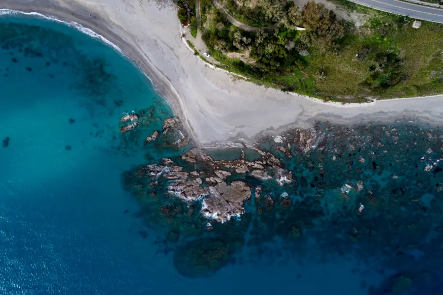 Vista aerea della spiaggia e del mare blu di Capo Bruzzano a Bianco
