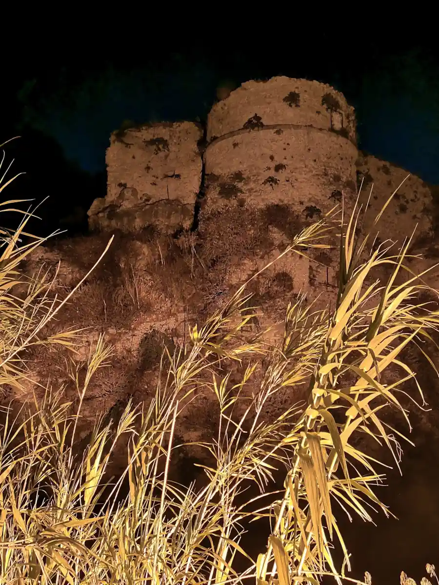 Castello normanno a Gerace di notte