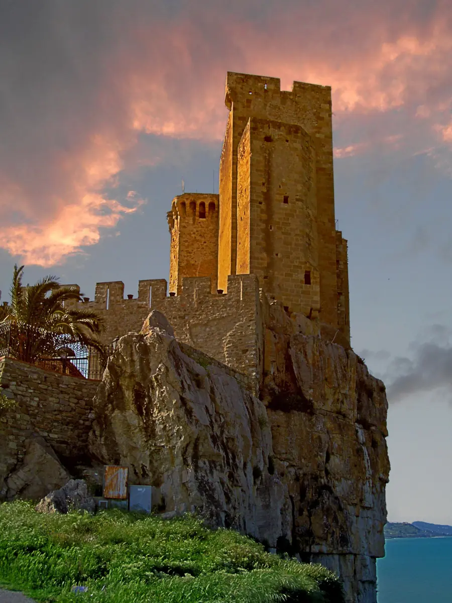 Castello della Pietra di Roseto Capo Spulico al tramonto