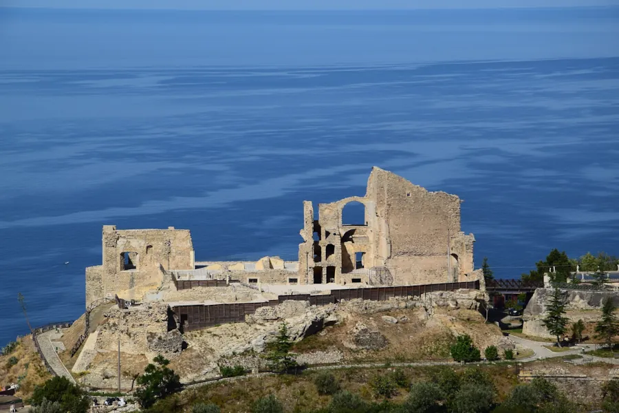 Castello della Valle di Fiumefreddo Bruzio e mare blu