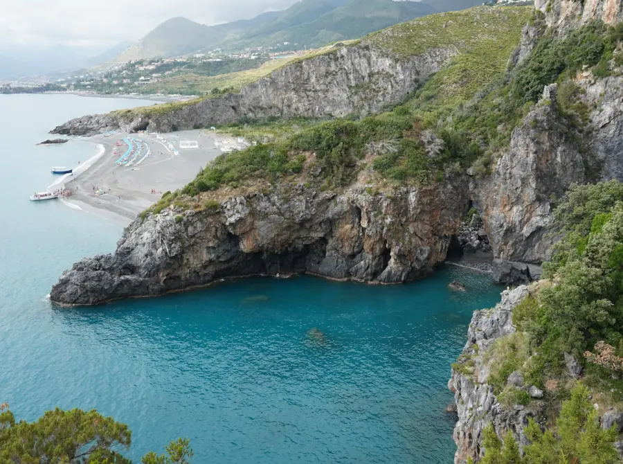 Vista su mare turchese e spiagge della Riviera dei Cedri