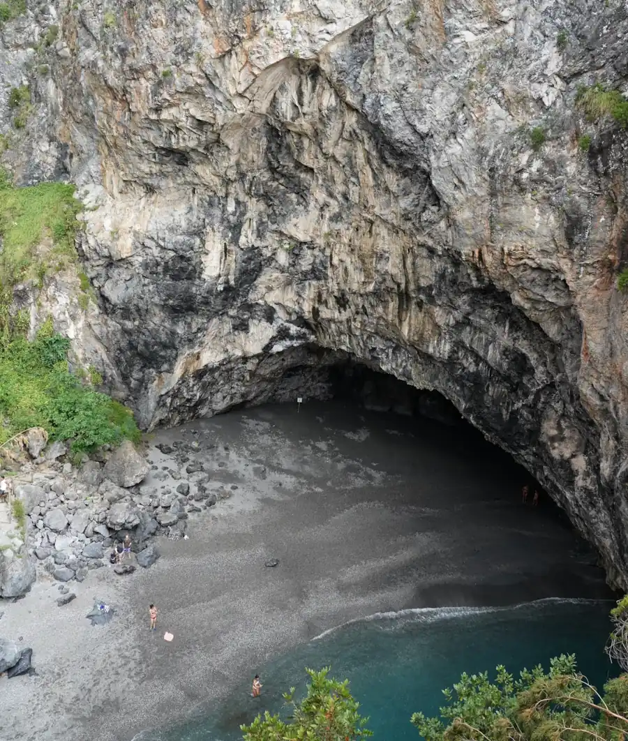 Grotta e spiaggia a San Nicola Arcella