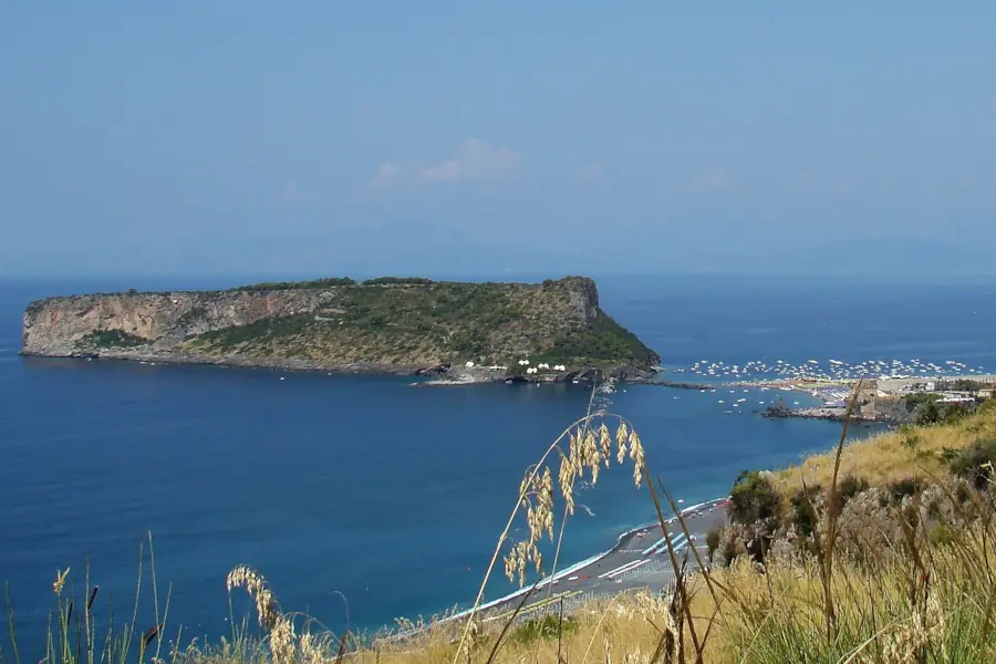 L'Isola di Dino nella Riviera dei Cedri immersa nel mare blu del Tirreno in Calabria