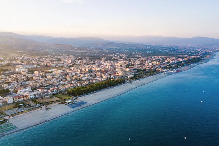 Panorama di spiaggia e mare blu di Locri