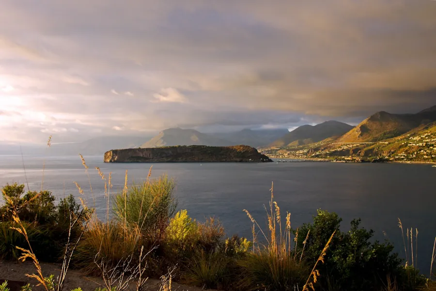 Isola di Dino e Riviera dei Cedri con nuvole al tramonto