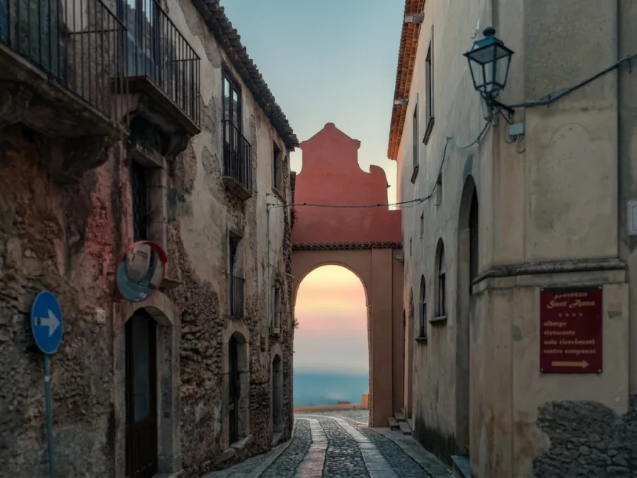 Alba alla porta di Gerace in provincia di Reggio Calabria