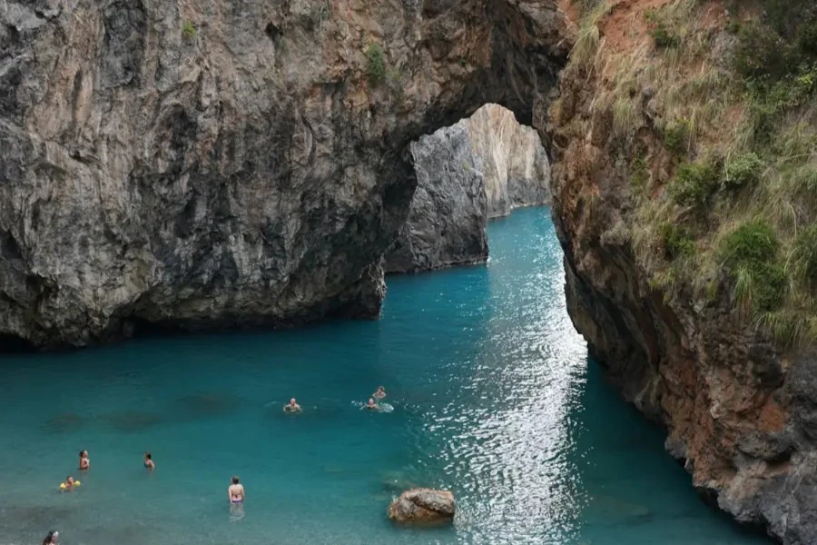 Arcomagno: guida alla meravigliosa spiaggia di San Nicola Arcella
