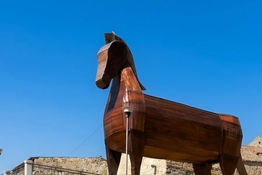 Il colosso in legno di Francavilla Marittima, omaggio al mito del cavallo di Troia