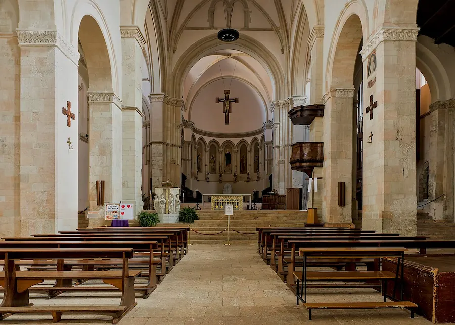 Interno del Duomo di Cosenza, architettura romanica e gotica