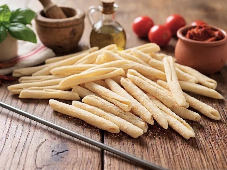 Fileja (o maccarruni al ferretto) al ragù o alla ‘nduja della cucina calabrese tradizionale