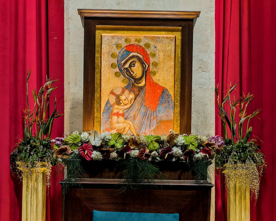 Icona bizantina della Madonna del Pilerio incorniciata in legno e ornata con decorazioni floreali