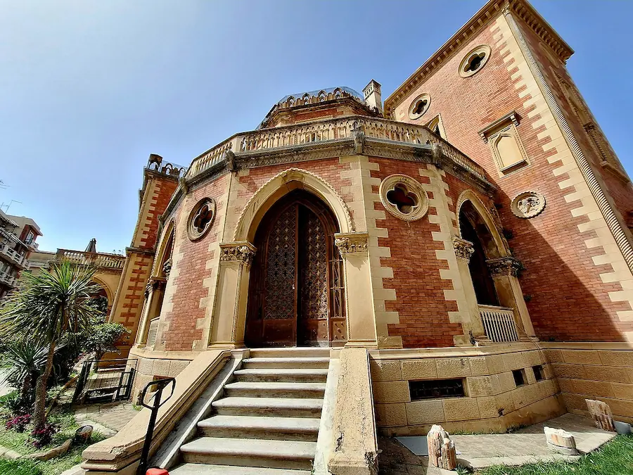 mattoni rossi a vista, archi a sesto acuto e balaustre traforate di Villa Zerbi sul lungomare di Reggio Calabria