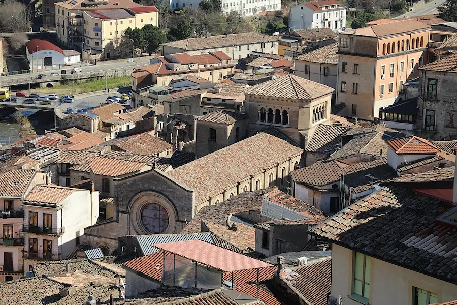 vista aerea della cattedrale nel centro storico di Cosenza