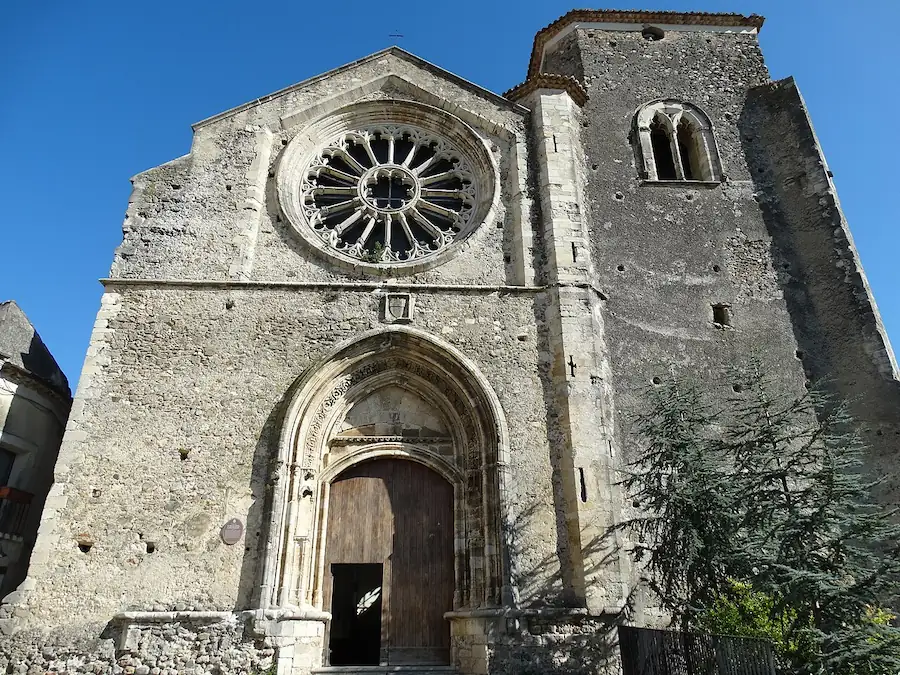 Facciata gotica della Chiesa di Santa Maria della Consolazione ad Altomonte con il caratteristico rosone in pietra e campanile