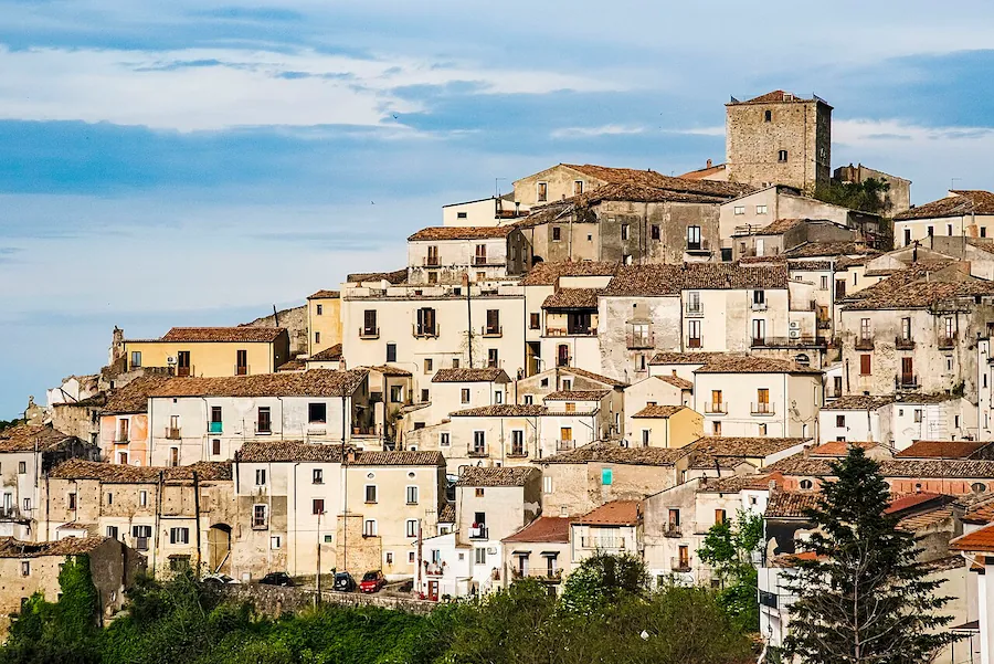 Vista panoramica del borgo medievale di Altomonte arroccato sulla collina con il castello in cima