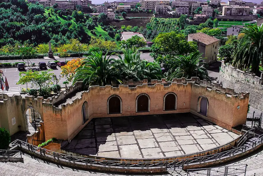 Panoramica dall'alto del Teatro all'aperto Costantino Belluscio ad Altomonte con mura merlate e vegetazione