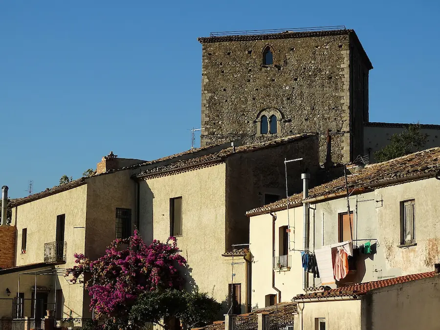 Torre Pallotta di origine normanna che svetta tra le case del centro storico di Altomonte